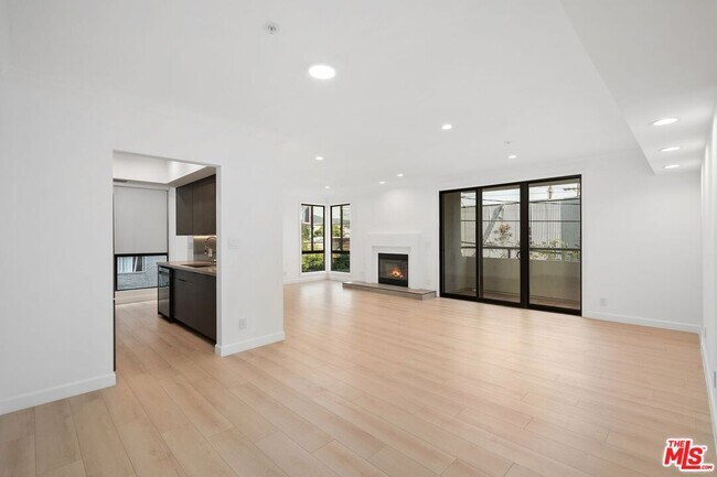 Building Photo - 656 N W Knoll Dr
