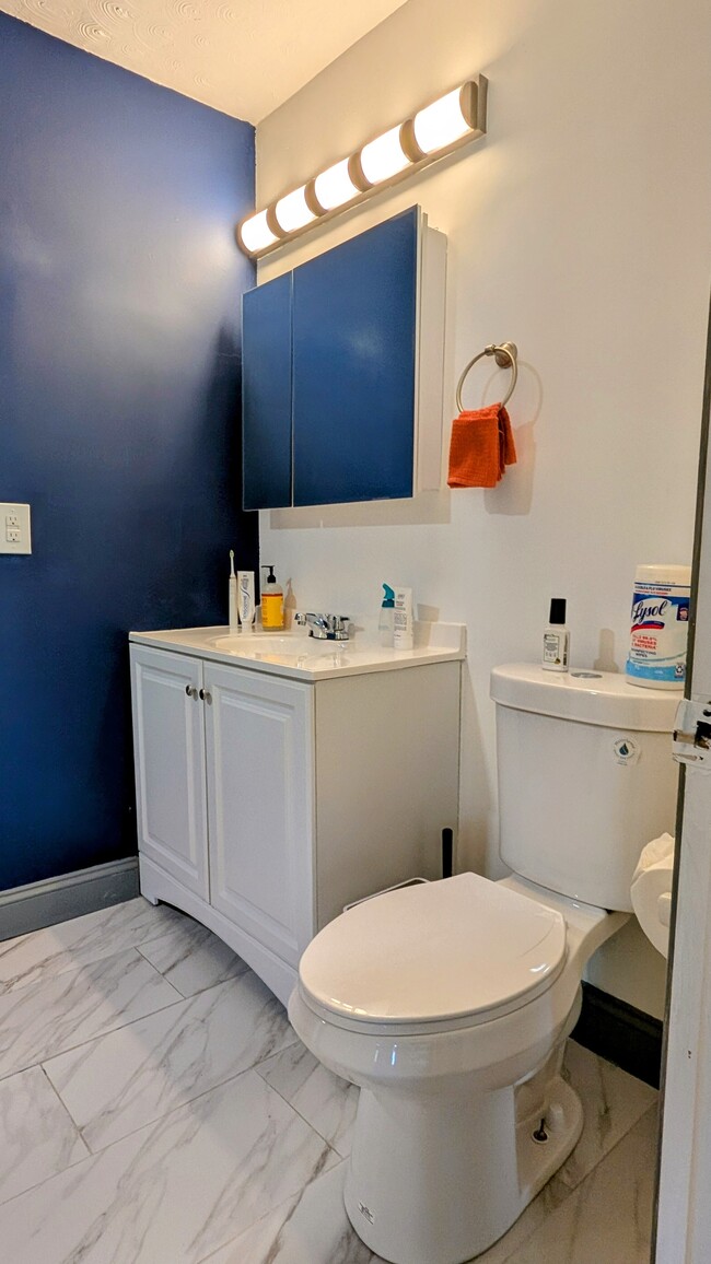 Building Photo - 2 Bed 1.5 Bath Condo