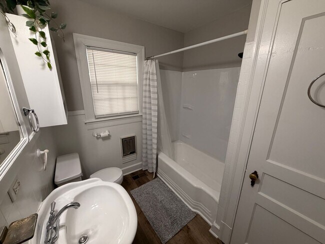 Building Photo - Charming 3 Bed 1 Bath Home Minutes From MTSU