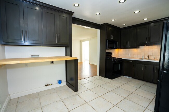 Building Photo - Charming And Cozy 2 Bedroom Home