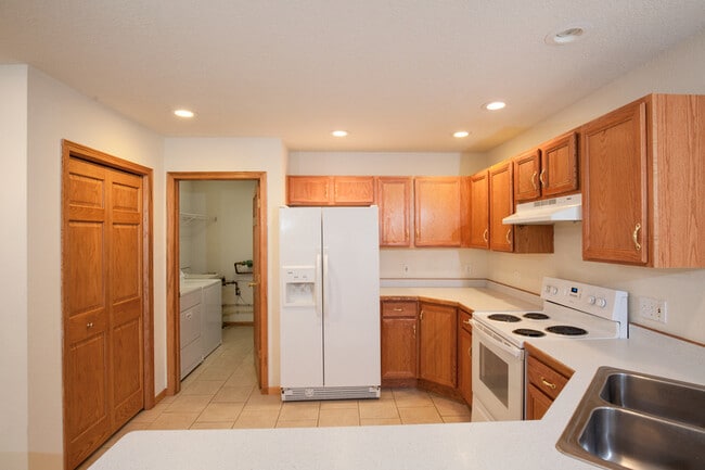 Building Photo - 409 Sarah Cir