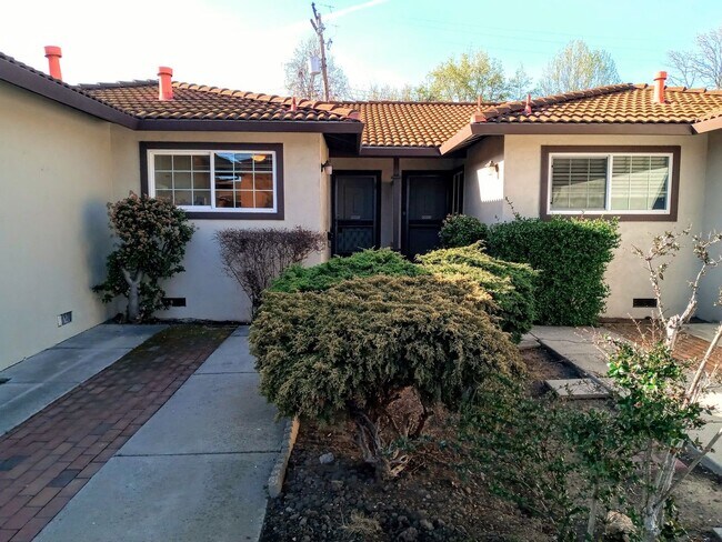 Building Photo - Charming 2bd Duplex With Private Yard & Garage