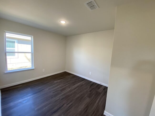 Building Photo - 104 Holiday Dr