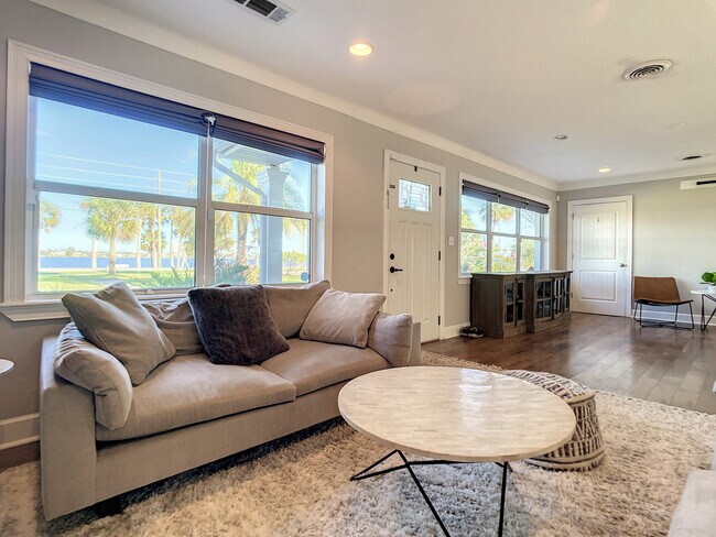 Building Photo - 762 S Beach St