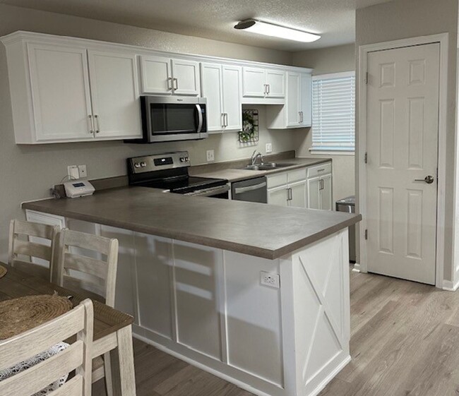 Primary Photo - Beautiful Town Home + Deck & Patio + Easy ...