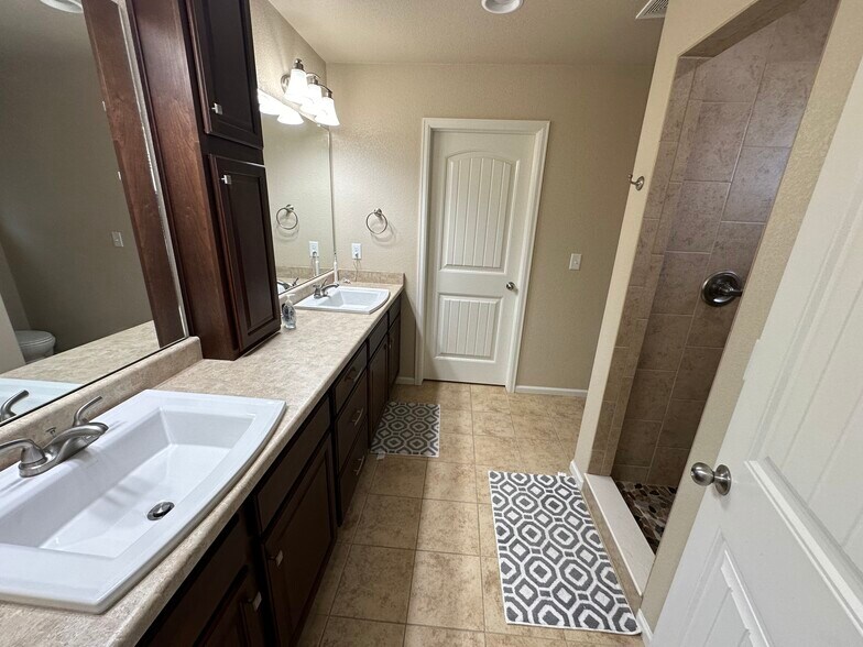 Building Photo - 8374 Longleaf Ln