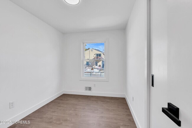 Building Photo - 526 Bradley Blvd