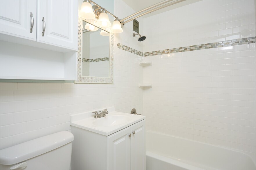 Full Bathroom - 1121 Arlington Blvd