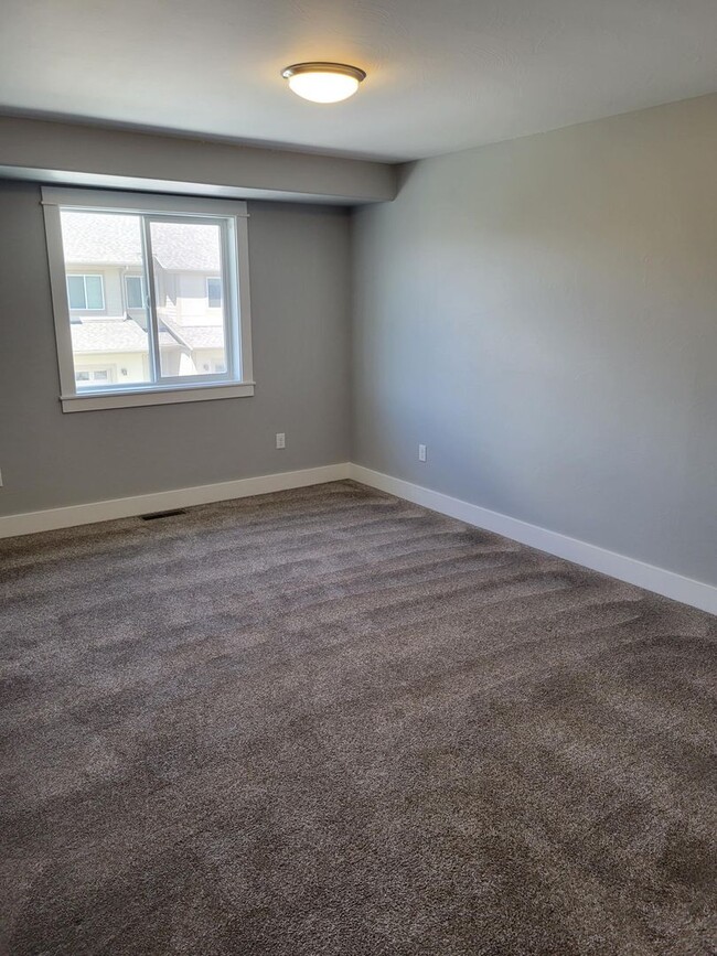 Building Photo - 3 Bedroom, 2 1/2 Bathroom Townhouse -2 wee...