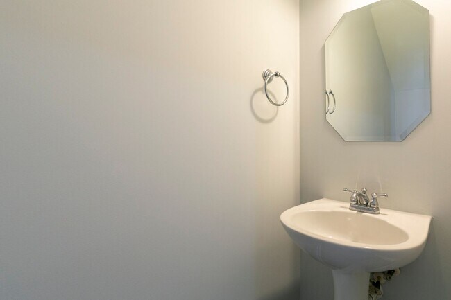 Building Photo - Peaceful 3-Bed, 2-Bath End Unit Townhome in Powell Place