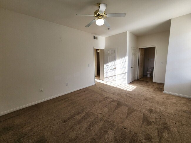 Building Photo - Fantastic, well maintained 2 bedroom condo.