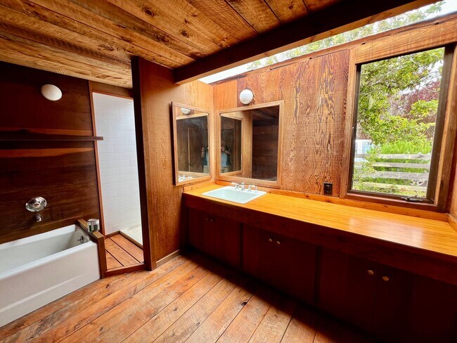 Building Photo - Large 4 bedroom 3 bathroom home in Pacific...