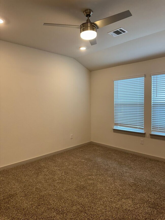 Building Photo - Ready for move-in! Spacious 4-bedroom, 3-b...