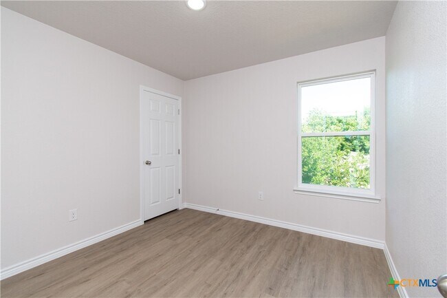 Building Photo - 802 White Meadow Ln
