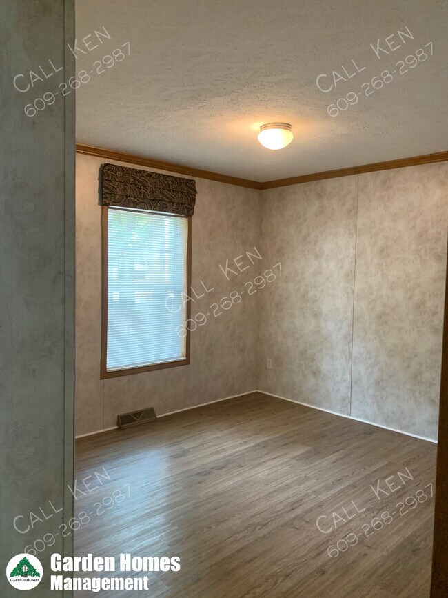 Building Photo - 4 Oak Dr
