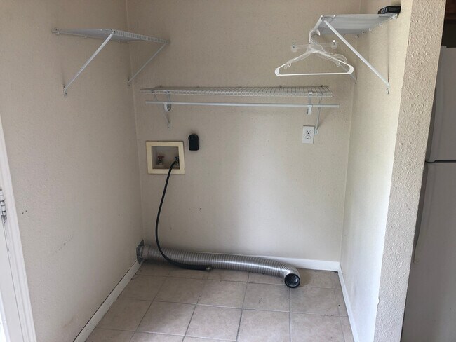 Building Photo - College Station - 2 bedroom 1 bath Duplex