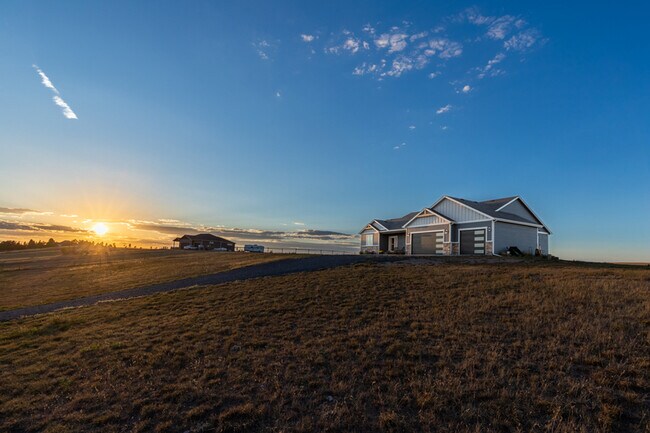 Building Photo - 2428 Sunshine Dr