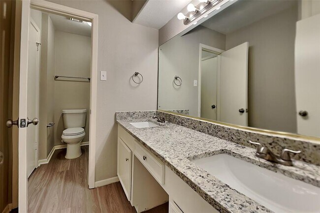Building Photo - 2318 Turtle Creek Dr