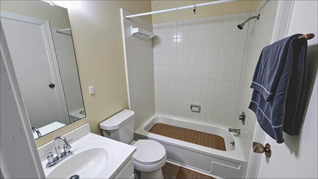 Building Photo - 7400 Bellerive Dr