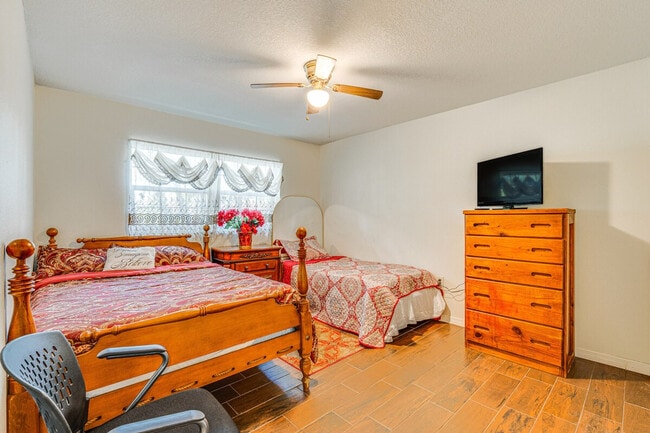 Building Photo - 281 W 18th St