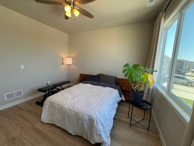 Building Photo - Modern Townhome with STUNNING Views in West MHK