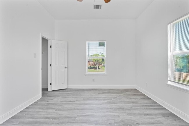 Building Photo - 4620 N Railroad Ave