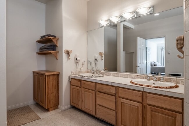 Building Photo - Mountain View Haven