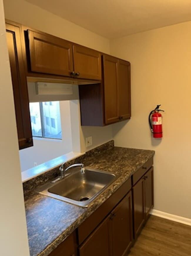 Building Photo - Newly renovated 1 Bedroom Apartment ready for move in!