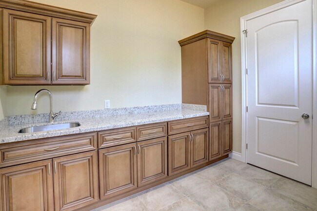 Building Photo - 5203 Beechnut St