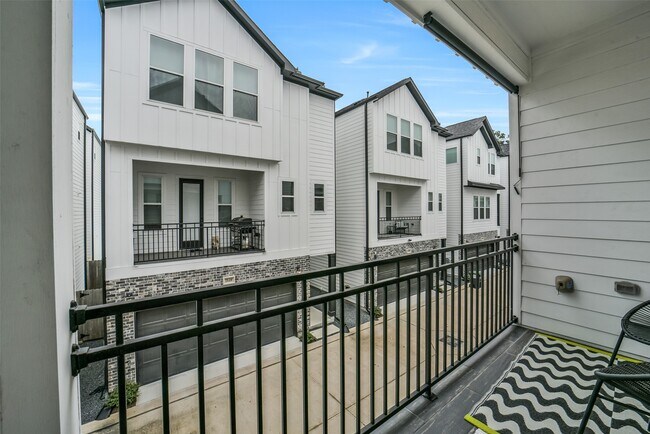 Building Photo - 718 W Donovan St