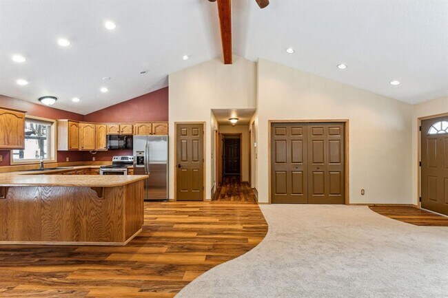 Building Photo - Lolo 4 bedroom, 2 bath, 2,520 Sq. Ft. home...