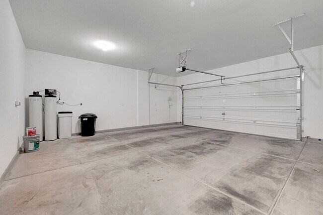 Building Photo - Stunning 3 Bedroom in Skye Canyon Master P...