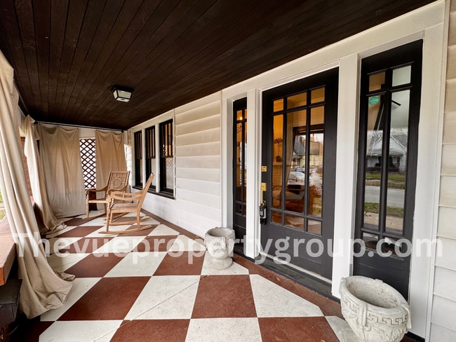 Building Photo - Completely remodeled 3 bedroom, brimming with charm & modern updates!