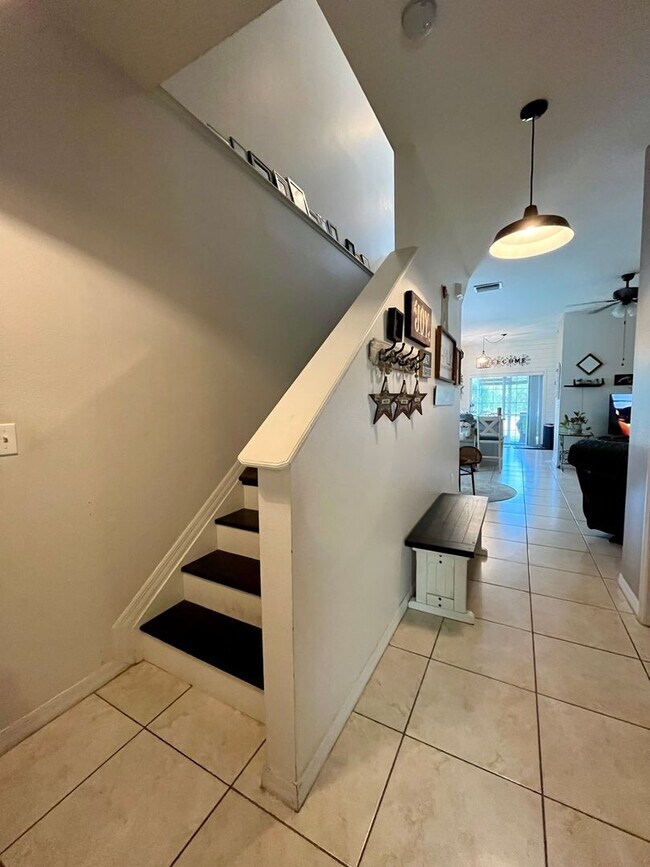 Building Photo - Beautiful Townhome