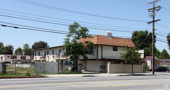 Primary Photo - 6439 Woodman Ave