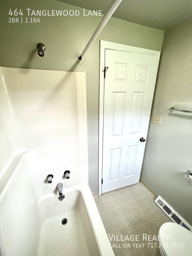 Building Photo - 464 Tanglewood Ln