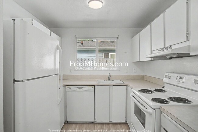 Building Photo - Updated Two Bedroom Duplex in Sellwood - Garage Included!