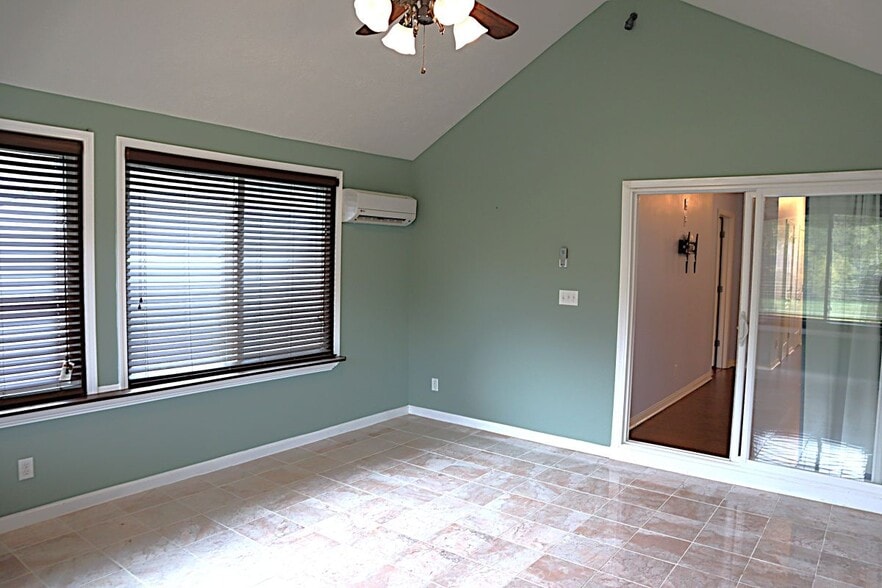 Building Photo - 3900 Bronson Ln