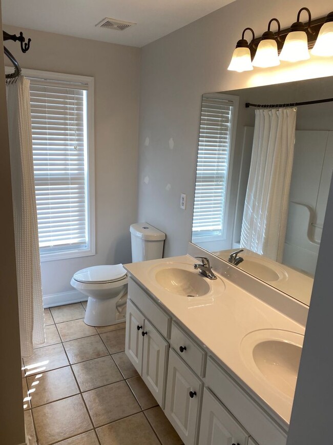 Building Photo - Eastside Townhome