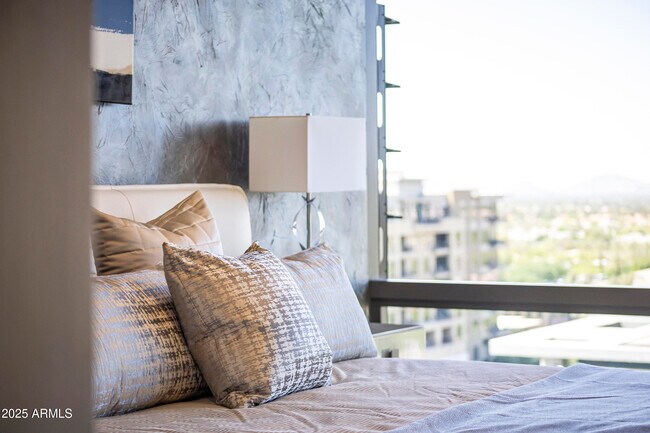 Building Photo - 7180 E Kierland Blvd