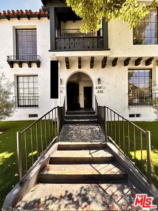 Building Photo - 418 N Stanley Ave