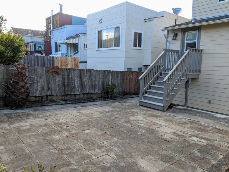 Direct access to backyard - 267 Irvington Street