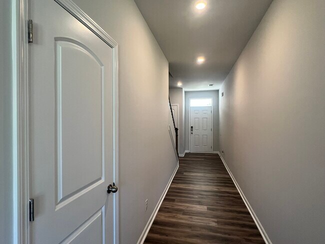 Building Photo - 621 High Hl Dr