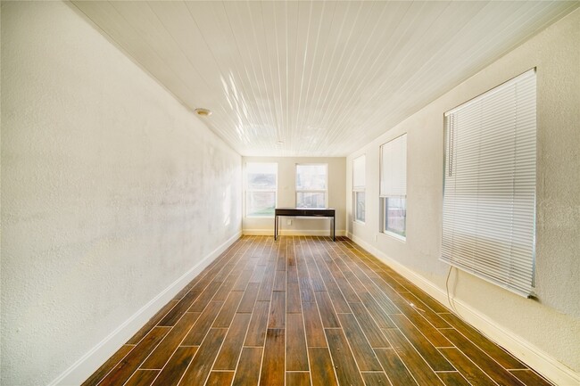 Building Photo - 4913 W 43rd St