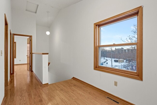 Building Photo - Spacious 3BR 2Bath Townhome in the desirable Seward Neighborhood!