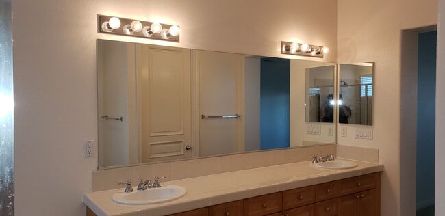 Building Photo - 70 Vía De La Valle