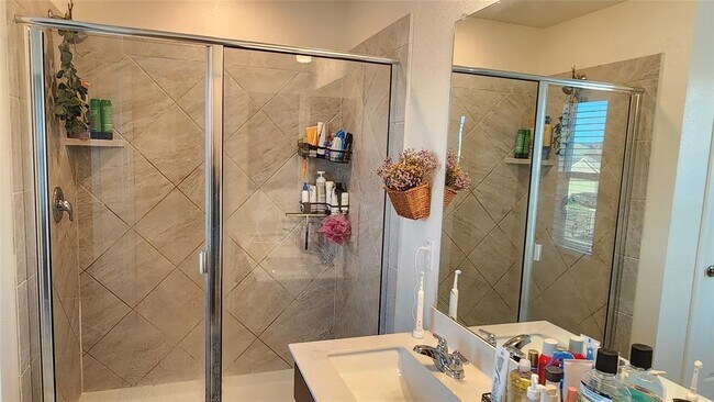 Building Photo - 402 Parrot Tulip View