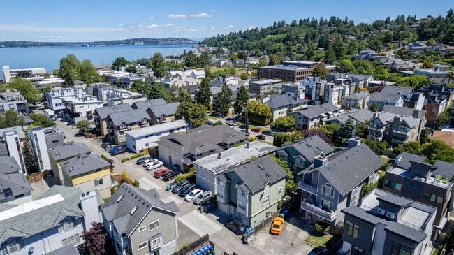 Building Photo - Charming AIR CONDITIONED Alki Townhome