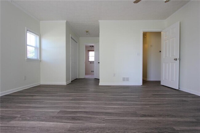 Building Photo - 818 Springlake Rd
