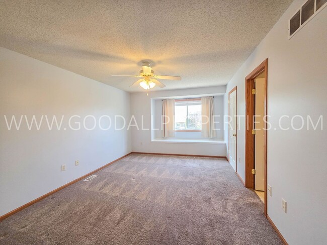 Building Photo - Spacious Townhome in Clive | 2 Bed + 2.5 Bath with Garage